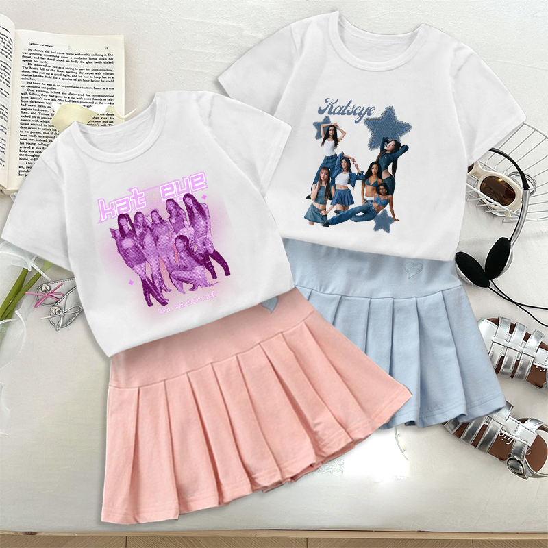 Women'S Fashion Kilt - ชุดเสื้อยืดแฟชั่น K-POP K-KATSEYE พร้อมกระโปรงจีบ ชุดเดรสปักลายแฟชั่นสีชมพูฟ้า น่ารัก