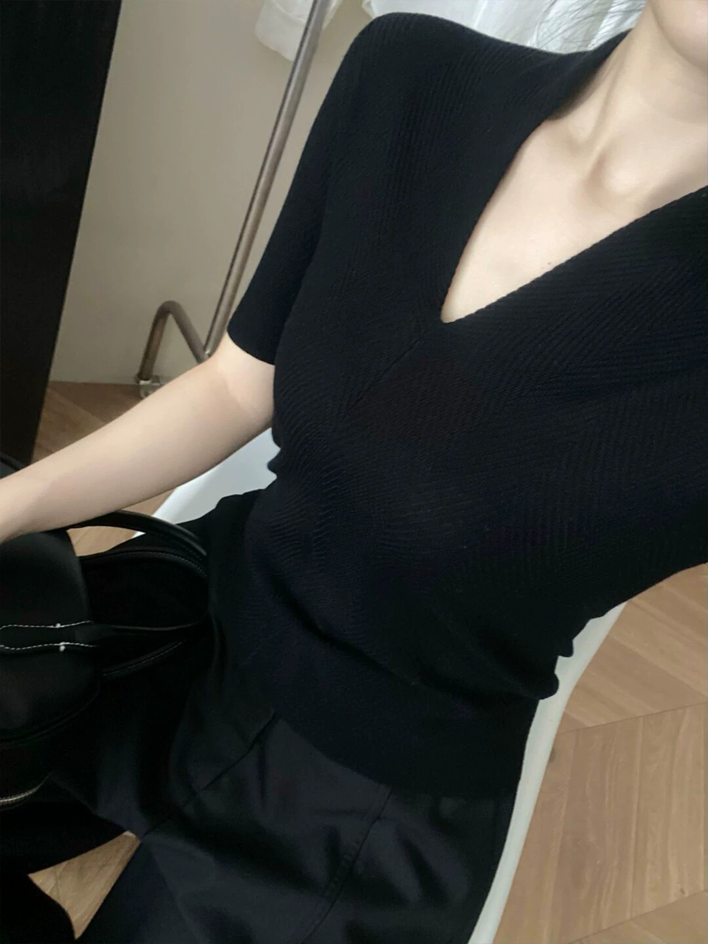 เสื้อยืดคอวีแขนสั้นถักนิตสีขาว - Women'S Fashion For 2026 บทวิจารณ์และราคา